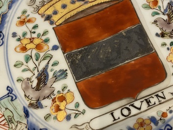 Plat armori&eacute; dit 'des provinces' en porcelaine de Chine famille verte aux armes de Louvain, Kangxi/Yongzheng