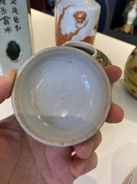 Une paire de pots couverts aux dragons, un vase aux poissons rouges et un porte-chapeau en qianjiang cai, Chine, 19/20&egrave;me