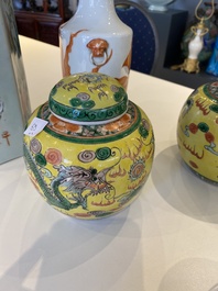 Une paire de pots couverts aux dragons, un vase aux poissons rouges et un porte-chapeau en qianjiang cai, Chine, 19/20&egrave;me