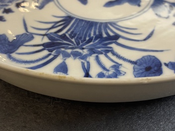 Een Chinees blauw-wit 'Bleu de Hue' bord voor de Vietnamese markt, Vien Ngoc Kim Ky 元玉錦記 merk, 19e eeuw