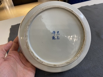 Een Chinees blauw-wit 'Bleu de Hue' bord voor de Vietnamese markt, Vien Ngoc Kim Ky 元玉錦記 merk, 19e eeuw