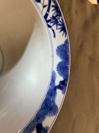 Een Chinese blauw-witte 'Drie vrienden van de winter' kom, Kangxi merk en periode