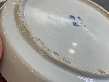 Een Chinees blauw-wit 'Bleu de Hue' bord voor de Vietnamese markt, Vien Ngoc Kim Ky 元玉錦記 merk, 19e eeuw