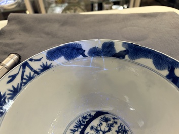 Een Chinese blauw-witte 'Drie vrienden van de winter' kom, Kangxi merk en periode