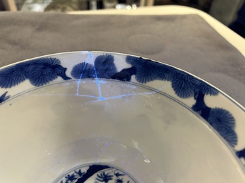 Een Chinese blauw-witte 'Drie vrienden van de winter' kom, Kangxi merk en periode
