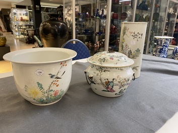 A Chinese qianjiang cai hat stand, a jardini&egrave;re and a famille rose bowl and cover, 19/20th C.