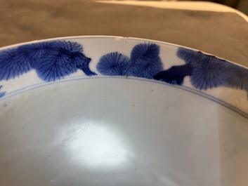 Een Chinese blauw-witte 'Drie vrienden van de winter' kom, Kangxi merk en periode