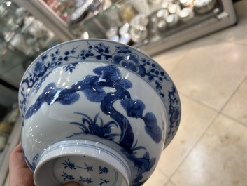 Een Chinese blauw-witte 'Drie vrienden van de winter' kom, Kangxi merk en periode