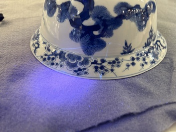 Een Chinese blauw-witte 'Drie vrienden van de winter' kom, Kangxi merk en periode