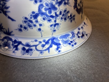 Een Chinese blauw-witte 'Drie vrienden van de winter' kom, Kangxi merk en periode
