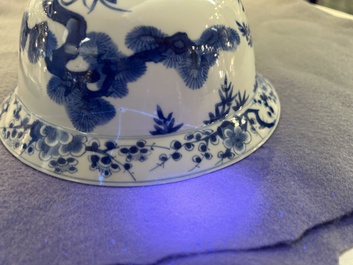 Een Chinese blauw-witte 'Drie vrienden van de winter' kom, Kangxi merk en periode