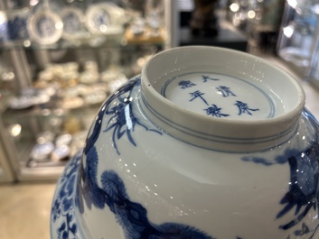 Een Chinese blauw-witte 'Drie vrienden van de winter' kom, Kangxi merk en periode