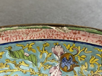 Plat en &eacute;maux de Canton &agrave; d&eacute;cor sanduo, Chine, Qianlong