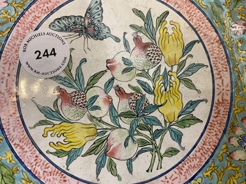 Plat en &eacute;maux de Canton &agrave; d&eacute;cor sanduo, Chine, Qianlong