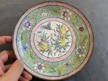 Plat en &eacute;maux de Canton &agrave; d&eacute;cor sanduo, Chine, Qianlong
