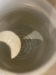 Een Chinese blauw-witte mosterdpot met decor van antiquiteiten, Kangxi