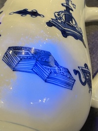 Een Chinese blauw-witte mosterdpot met decor van antiquiteiten, Kangxi