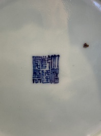 Een Chinese celadon vaas met wit slibdecor, Qianlong merk en periode