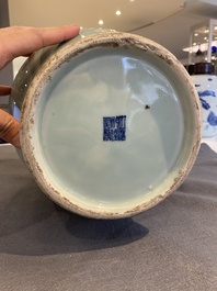 Een Chinese celadon vaas met wit slibdecor, Qianlong merk en periode