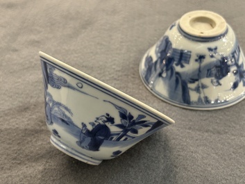 A pair of Chinese blue and white bowls, 18/19th C.
