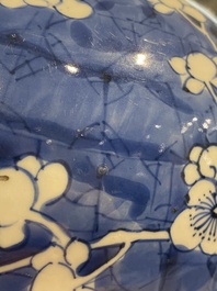 Vase en porcelaine de Chine en bleu et blanc &agrave; d&eacute;cor de fleurs de prunus, Kangxi
