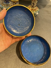 Drie Chinese cloisonn&eacute; vazen en een dekseldoos, 19/20e eeuw