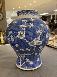 Vase en porcelaine de Chine en bleu et blanc &agrave; d&eacute;cor de fleurs de prunus, Kangxi