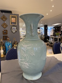 Een Chinese celadon vaas met wit slibdecor, Qianlong merk en periode