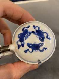 Een Chinese blauw-witte mosterdpot met decor van antiquiteiten, Kangxi