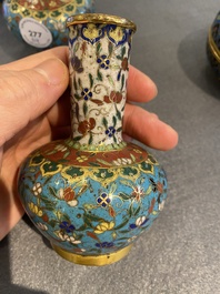 Drie Chinese cloisonn&eacute; vazen en een dekseldoos, 19/20e eeuw