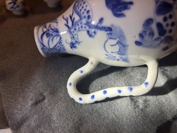 Een paar Chinese blauw-witte dekselkannen met de twaalf dieren uit de Chinese dierenriem, mogelijk voor de Vietnamese markt, 19e eeuw