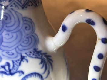 Een paar Chinese blauw-witte dekselkannen met de twaalf dieren uit de Chinese dierenriem, mogelijk voor de Vietnamese markt, 19e eeuw