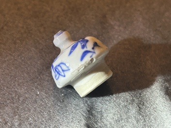 Een paar Chinese blauw-witte dekselkannen met de twaalf dieren uit de Chinese dierenriem, mogelijk voor de Vietnamese markt, 19e eeuw