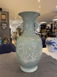 Een Chinese celadon vaas met wit slibdecor, Qianlong merk en periode