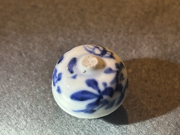 Een paar Chinese blauw-witte dekselkannen met de twaalf dieren uit de Chinese dierenriem, mogelijk voor de Vietnamese markt, 19e eeuw