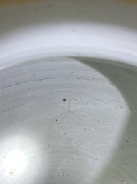 Vase en porcelaine de Chine en bleu et blanc &agrave; d&eacute;cor de fleurs de prunus, Kangxi
