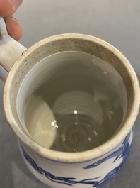 Een Chinese blauw-witte mosterdpot met decor van antiquiteiten, Kangxi
