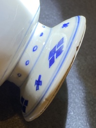 Een Chinese blauw-witte mosterdpot met decor van antiquiteiten, Kangxi