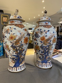 Paire de grands vases couverts en porcelaine de Chine de style Imari, Kangxi