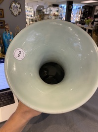 Een Chinese celadon vaas met wit slibdecor, Qianlong merk en periode