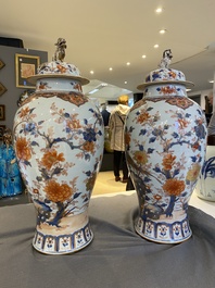Paire de grands vases couverts en porcelaine de Chine de style Imari, Kangxi