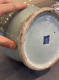 Een Chinese celadon vaas met wit slibdecor, Qianlong merk en periode