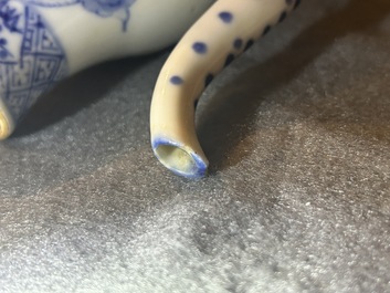 Een paar Chinese blauw-witte dekselkannen met de twaalf dieren uit de Chinese dierenriem, mogelijk voor de Vietnamese markt, 19e eeuw