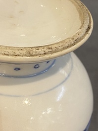 Een Chinese blauw-witte mosterdpot met decor van antiquiteiten, Kangxi