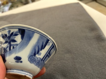 A pair of Chinese blue and white bowls, 18/19th C.