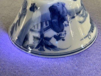 A pair of Chinese blue and white bowls, 18/19th C.