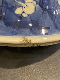 Vase en porcelaine de Chine en bleu et blanc &agrave; d&eacute;cor de fleurs de prunus, Kangxi
