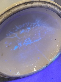 Een Chinese blauw-witte mosterdpot met decor van antiquiteiten, Kangxi