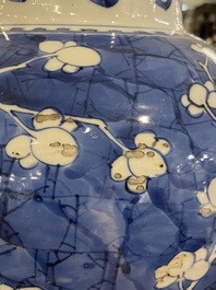 Vase en porcelaine de Chine en bleu et blanc &agrave; d&eacute;cor de fleurs de prunus, Kangxi