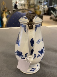 Een Chinese blauw-witte mosterdpot met decor van antiquiteiten, Kangxi